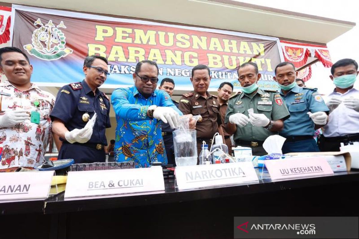 Kejari Kutim musnahkan barang bukti  Pidum dan Pidsus