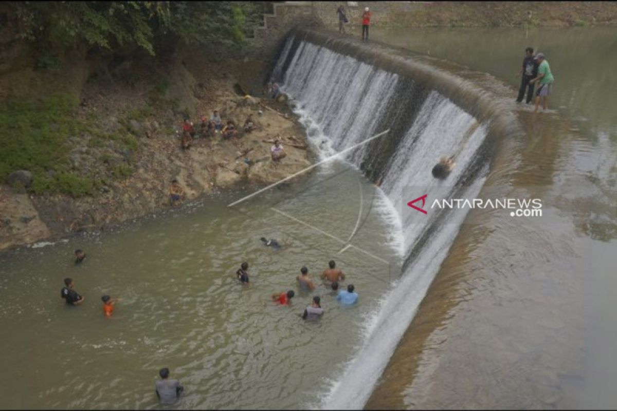 Ritual nyadran, warga Trenggalek lempar kepala kerbau ke Sungai Bagong