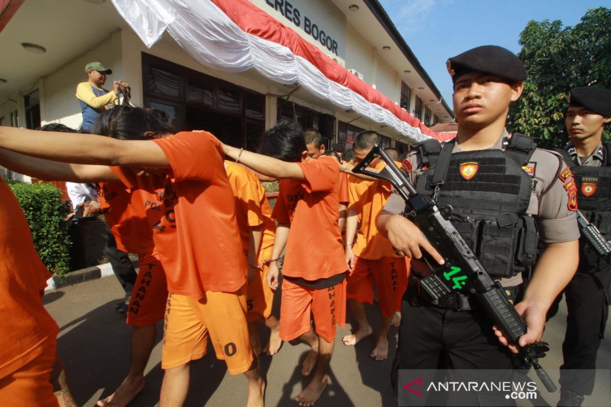 Polisi ungkap pabrik ekstasi rumahan, sehari cetak 500 butir