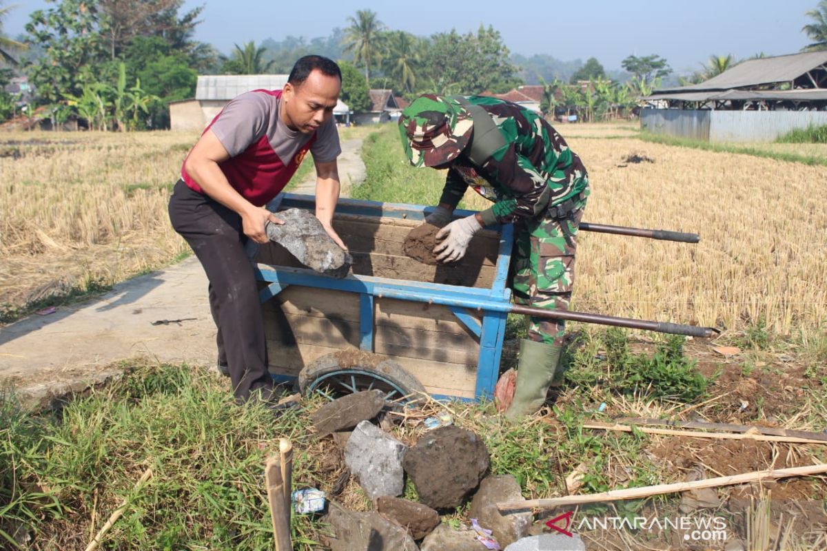 Kompak, TNI dan Polri gotong royong bangun jalan di Sukabumi