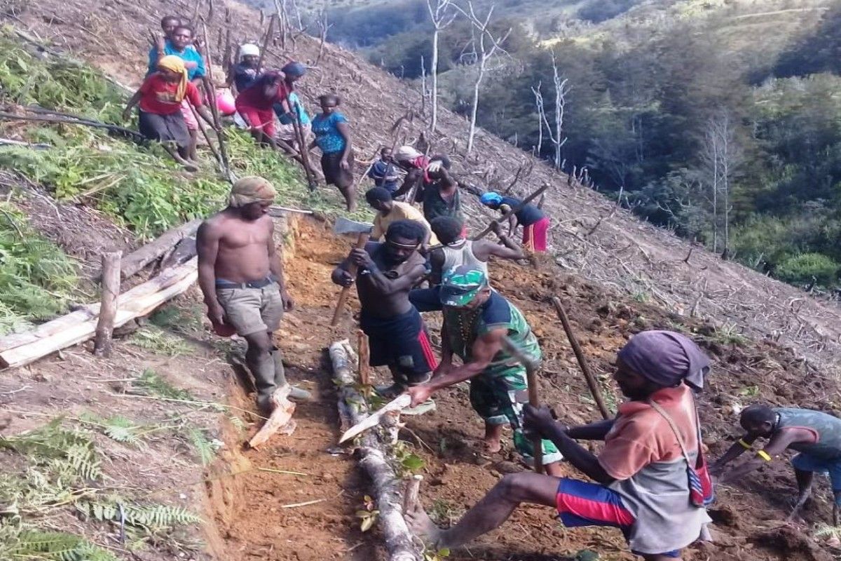 Babinsa Koramil Tiom ajak warga buka lahan untuk kebun