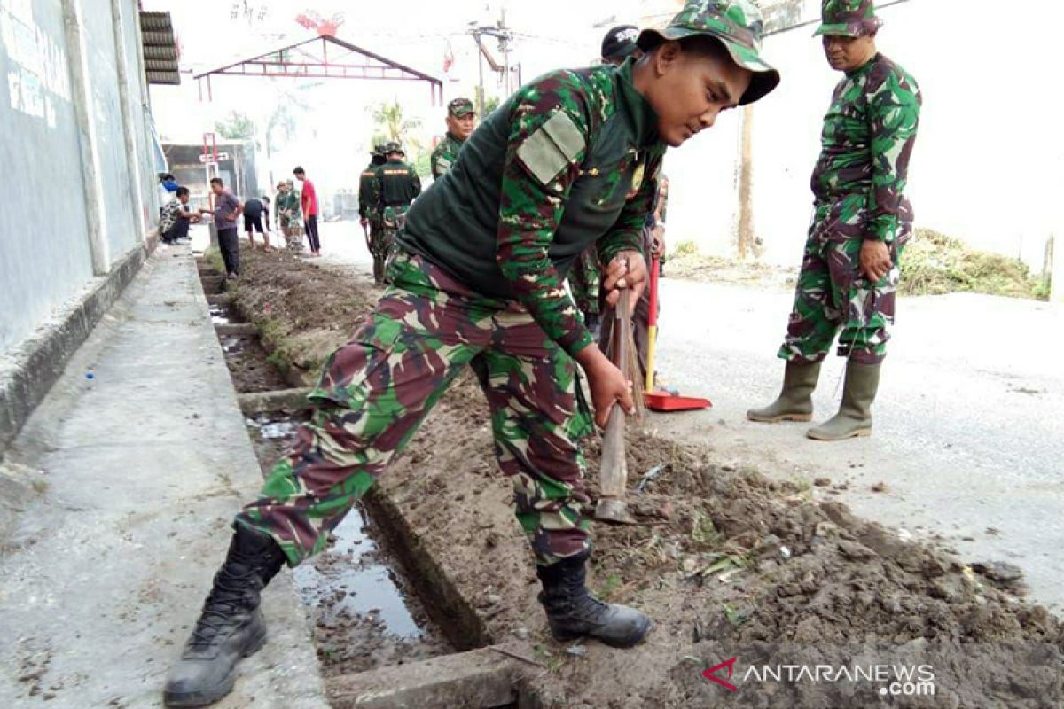 Gotong royong, cara unik tentara sosialisasi bahaya Karhutla