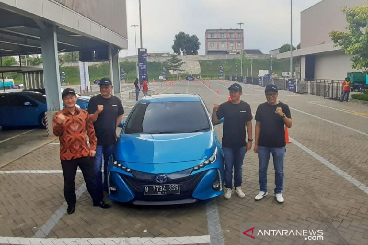 Menjajal mobil listrik besutan Toyota Global