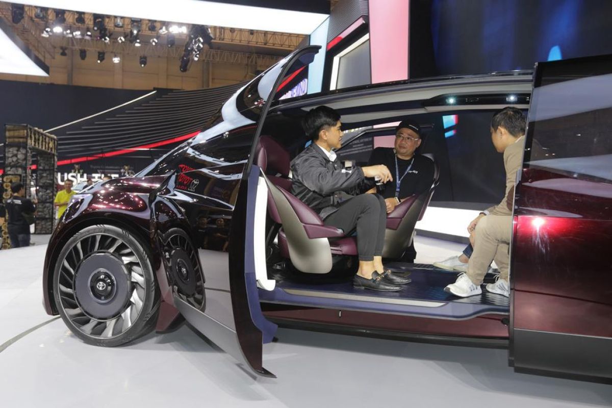 Kaesang mampir ke booth Toyota, duduki Supra dan FCR Concept