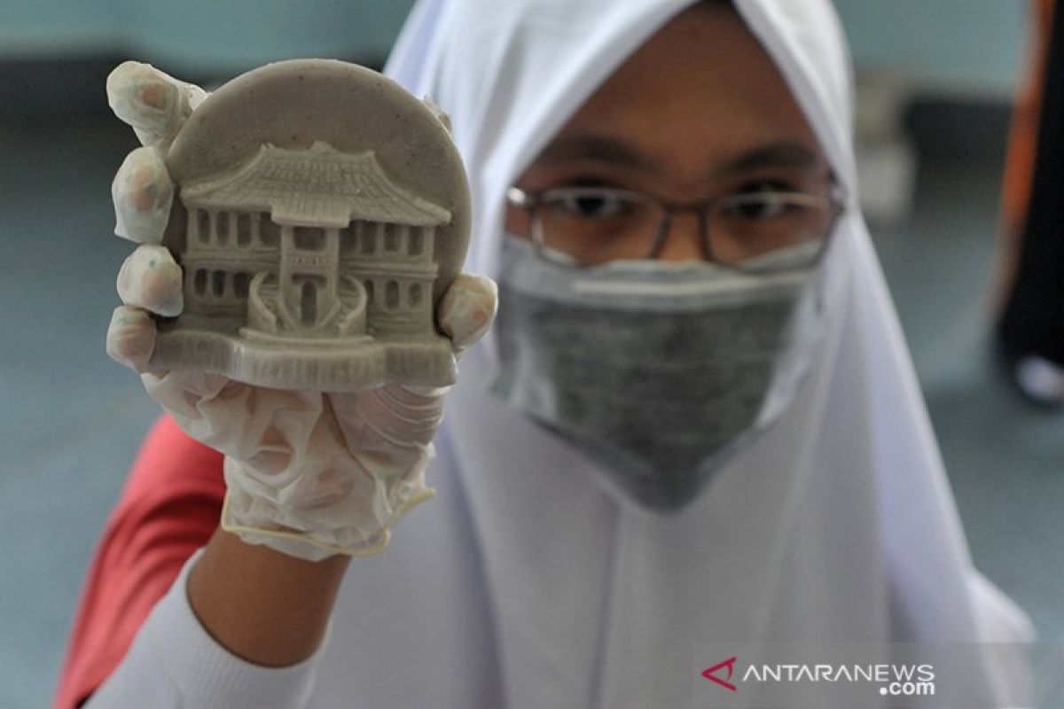 Guru dan pelajar dibekali kemampuan membuat patung  berbahan kimia