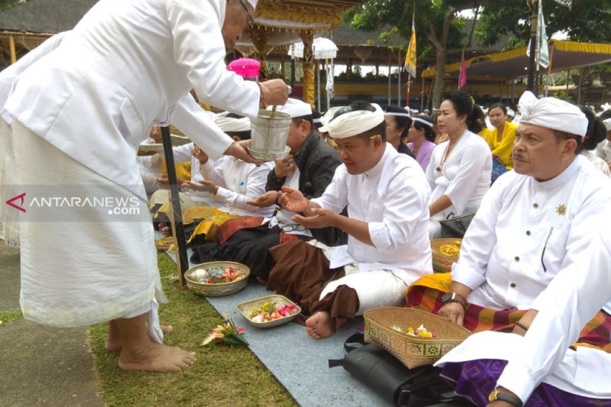 Wabup Bangli pimpin Bhakti Penganyar di Pura Mandara Giri Semeru Agung