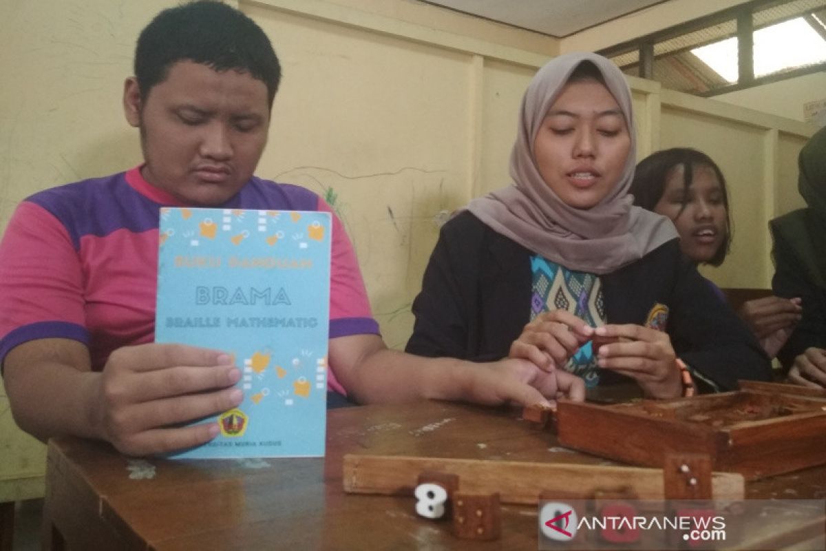 Empat mahasiswa UMK ciptakan alat belajar braille matematika