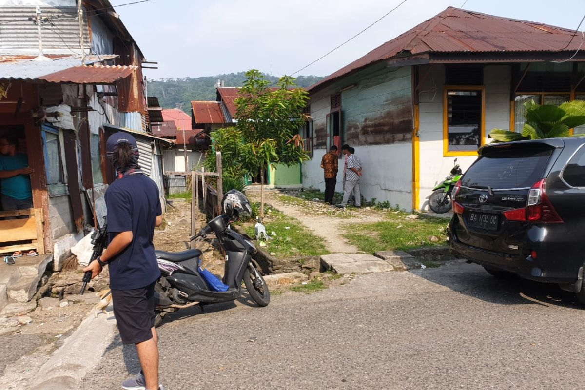 Densus 88 geledah rumah di Berok Nipah Padang