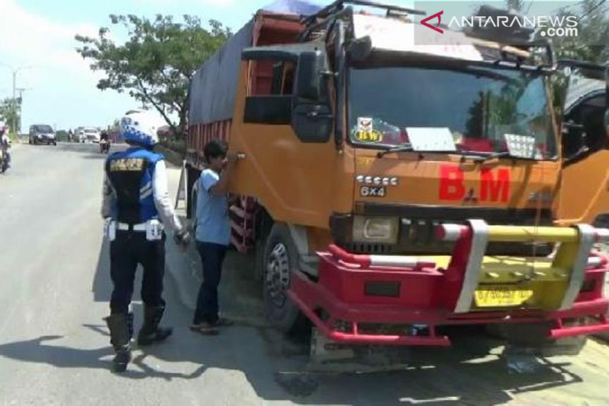 Petugas Gabungan tindak kendaraan nakal di Jalan Aat - Rusli