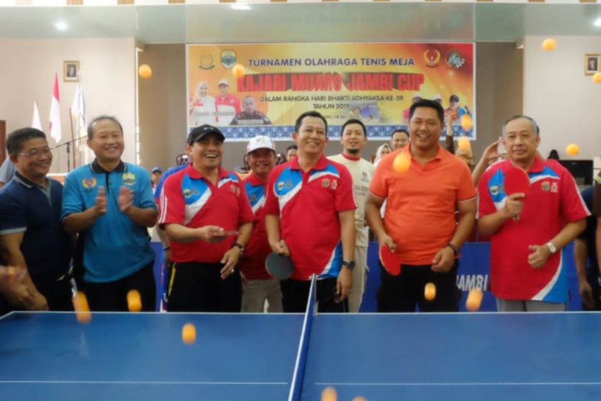 Forkopimda Muarojambi bertanding di turnamen tenis meja