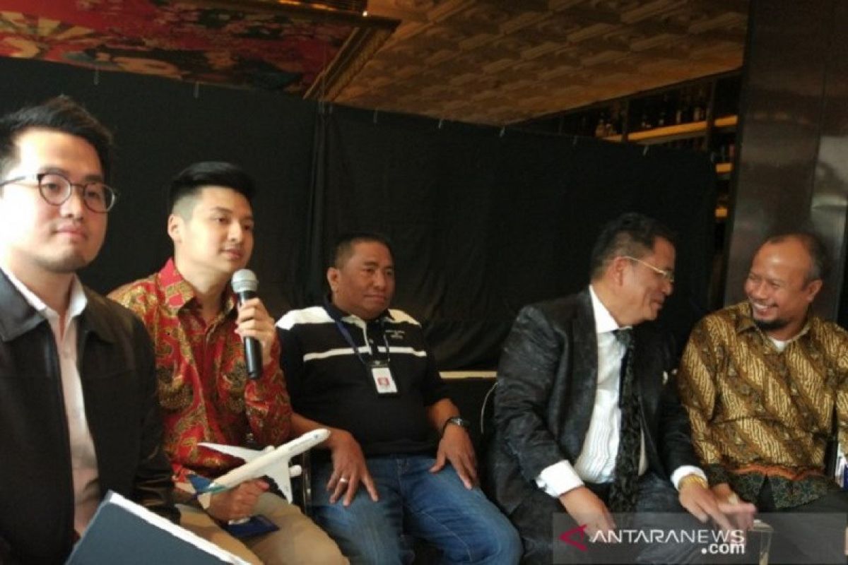 YouTuber Rius Vernandes diundang untuk berkeliling fasilitas Garuda Indonesia