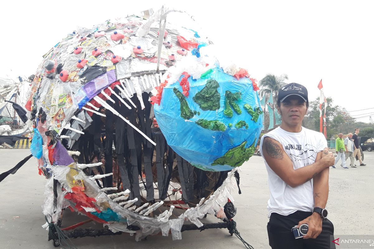 Plastic monster to raise Indonesians' awareness of plastic menace