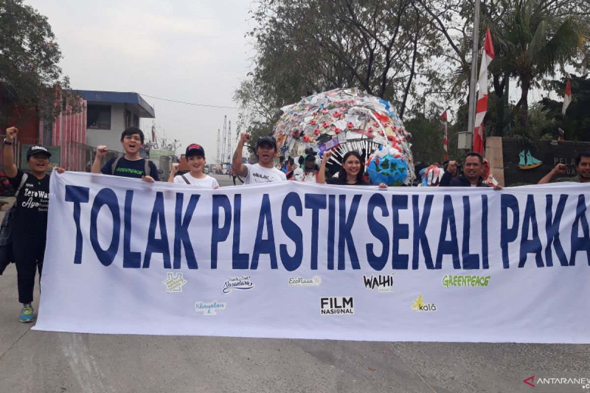 Plastic monster raises Indonesians' awareness  of menace of plastic