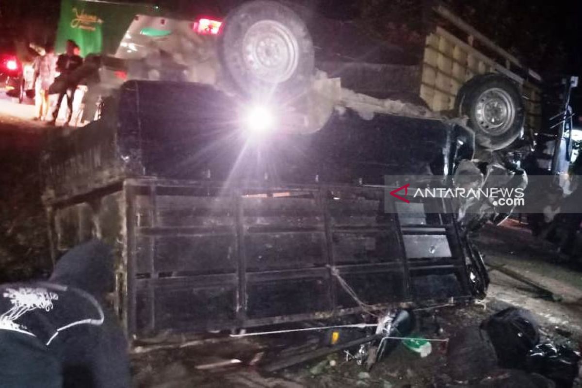 Mobil pengangkut babi tabrakan di Nagan Raya, satu penumpang  meninggal