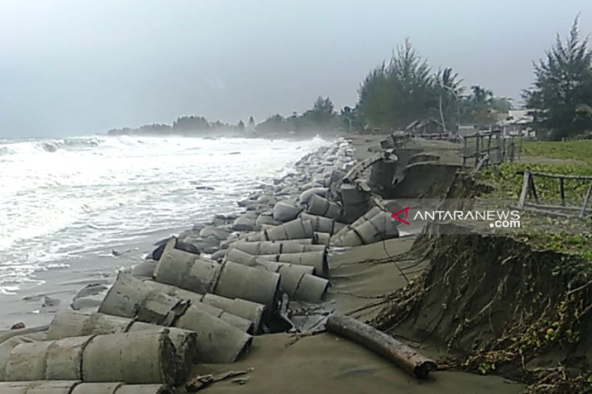 Banjir rob rusak tanggul pengaman pantai di  Aceh Barat