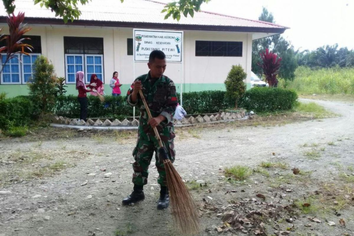 Satgas Yonif 328/DGH bersihkan Puskesmas Kampung Pitewi