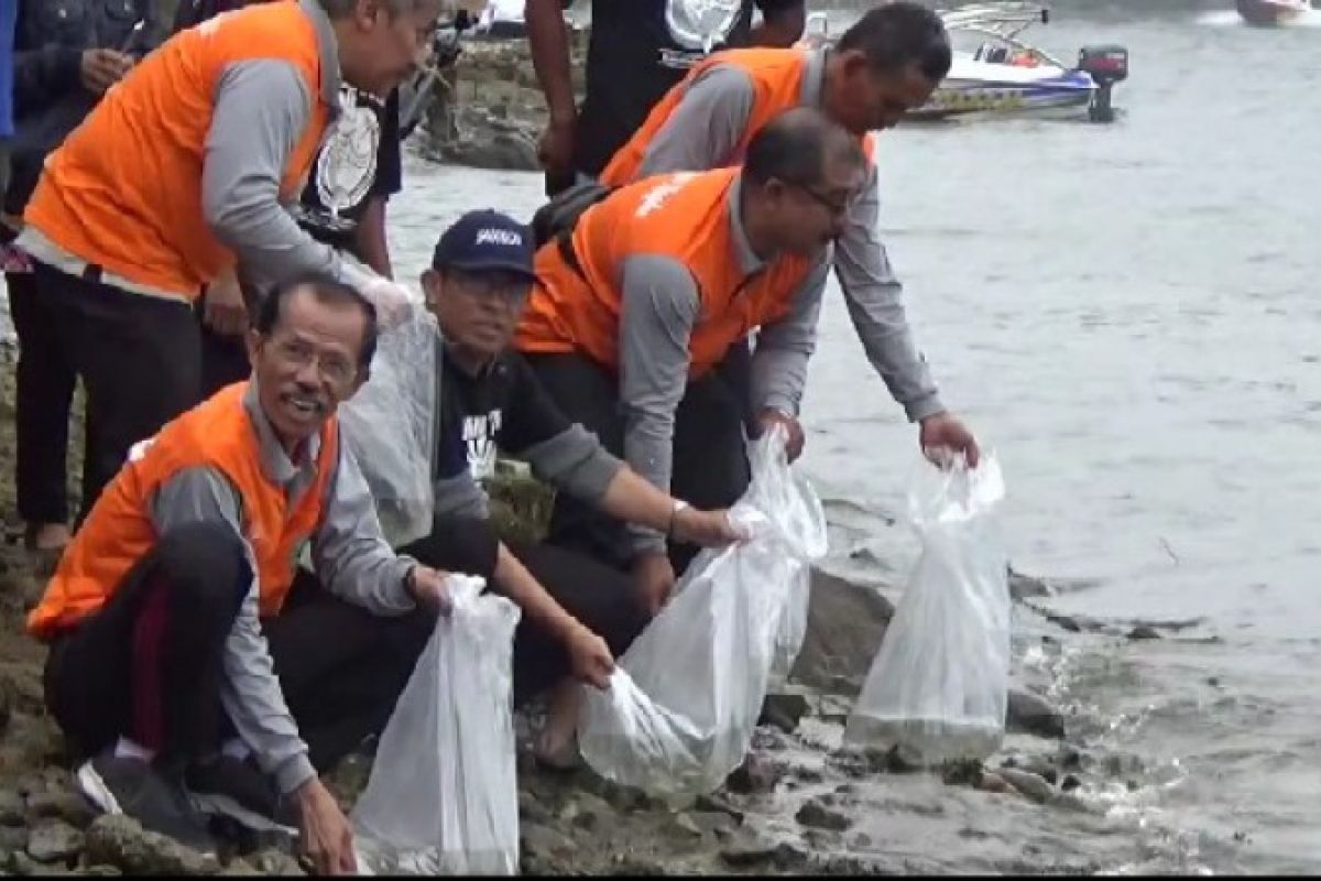 Pemkab Magetan tebar 15.000 benih ikan dewa di Telaga Sarangan