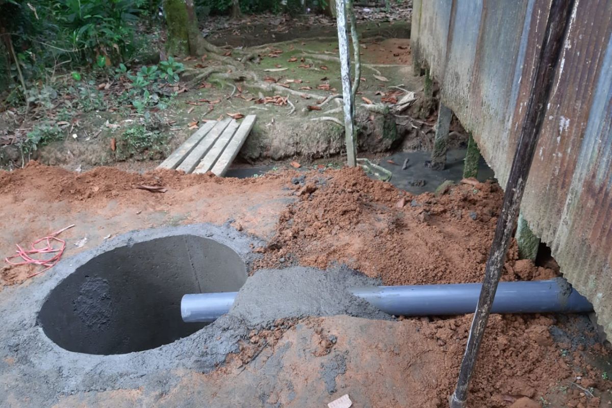 Binjai Villagers build healthy toilet to be ODF