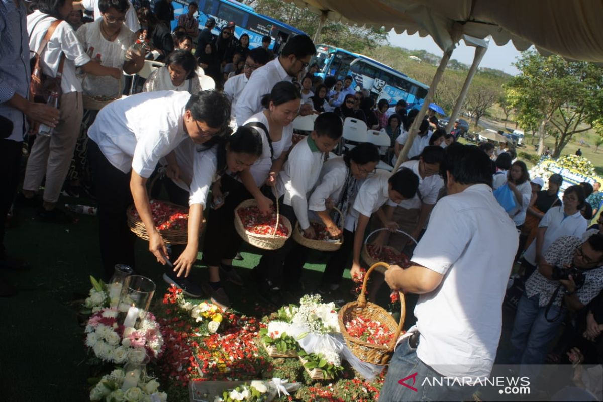 Anak-keluarga Arswendo terharu dalam prosesi pemakaman