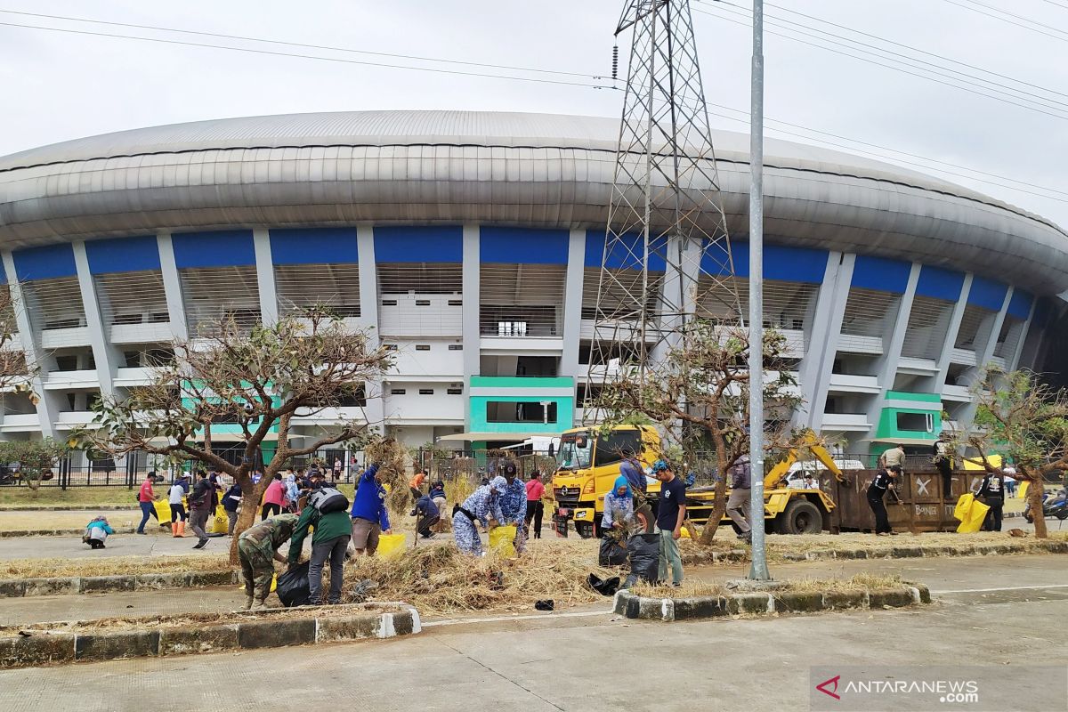 Stadion GBLA akhirnya dibersihkan masyarakat karena terbengkalai