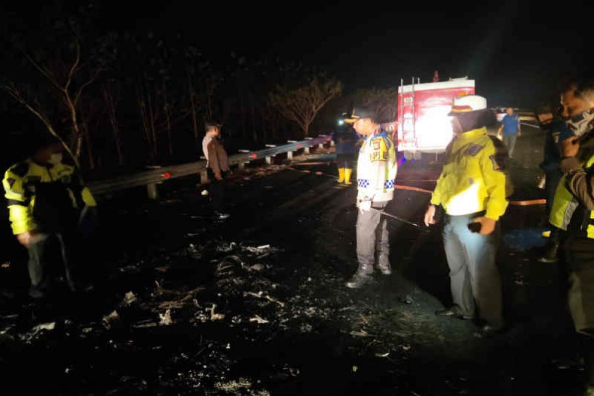 Lima korban kecelakaan di Cipali tewas terbakar