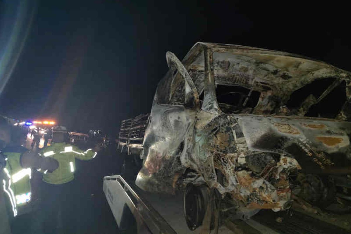 Mobil terbakar di tol, lima tewas