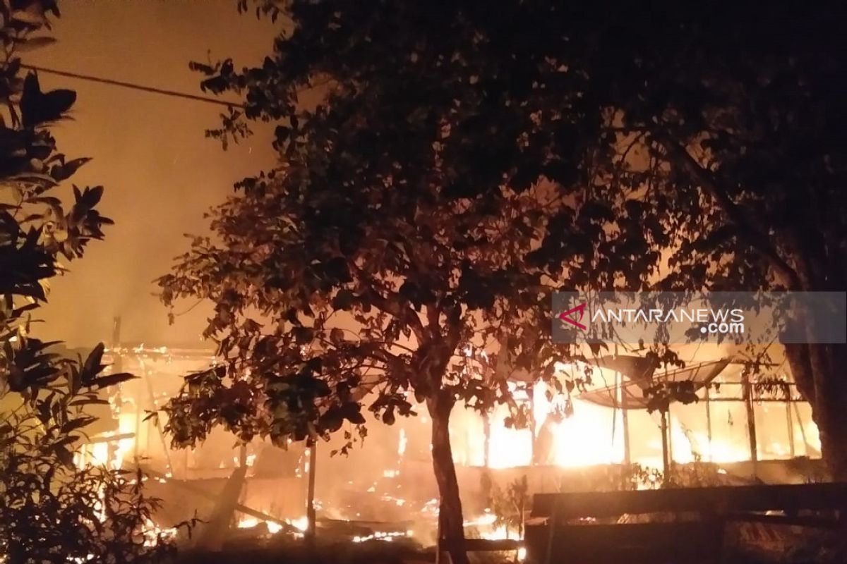 Kebakaran hanguskan tiga rumah di Mukomuko