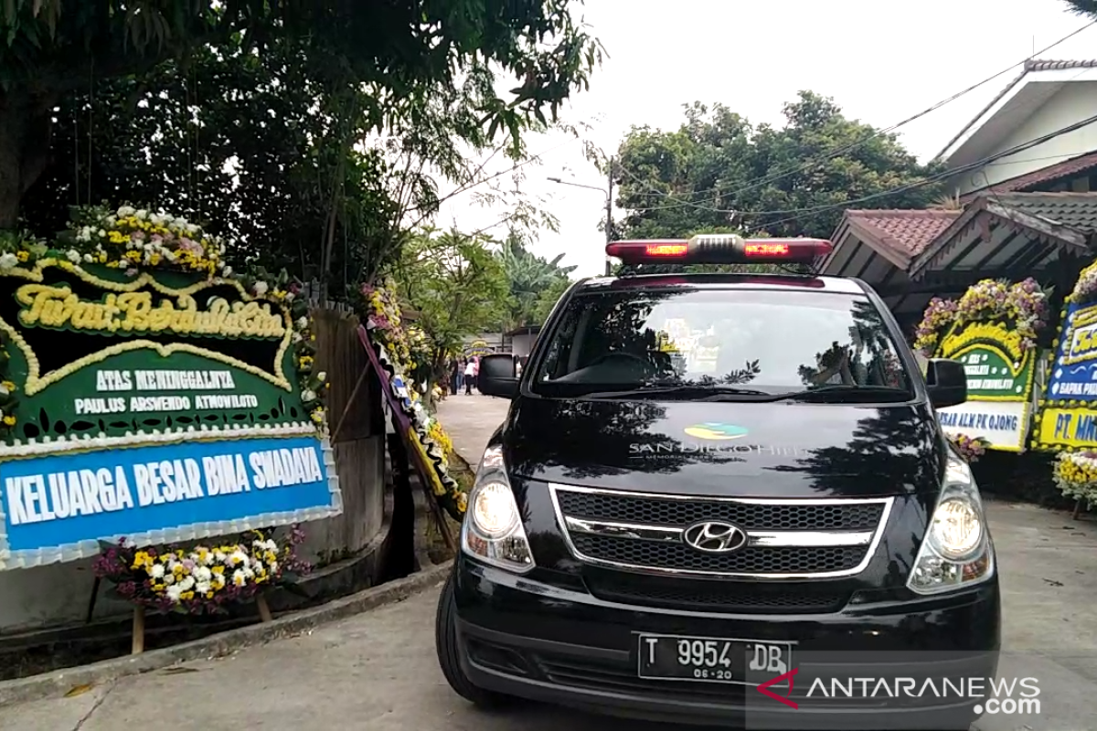 Jenazah seniman Arswendo diberangkatkan dari rumah duka untuk misa requiem