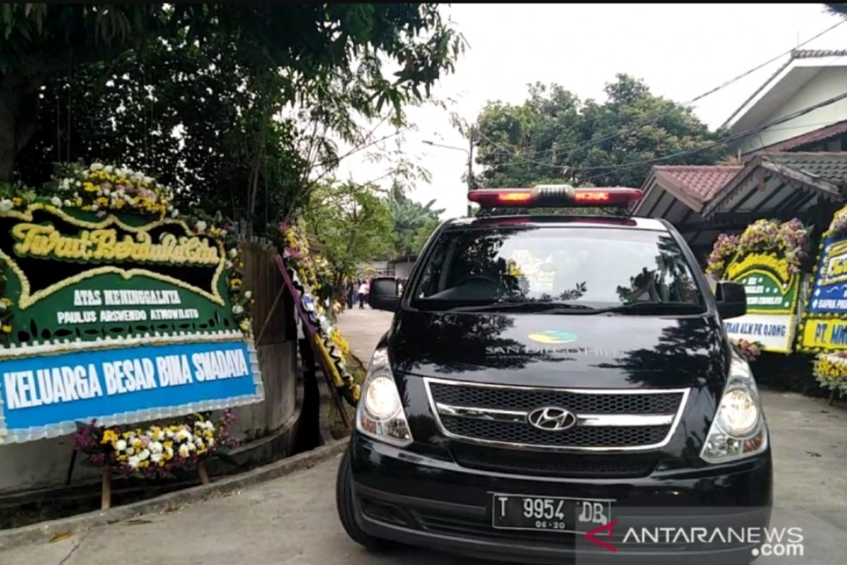 Jenazah Arswendo Atmowiloto diberangkatkan ke Bintaro untuk misa requiem