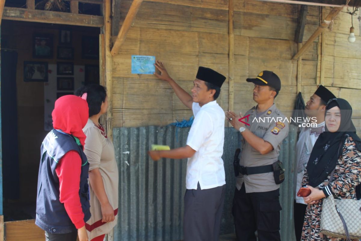 Dinas sosial Rejang Lebong lanjutkan pemasangan stiker warga miskin