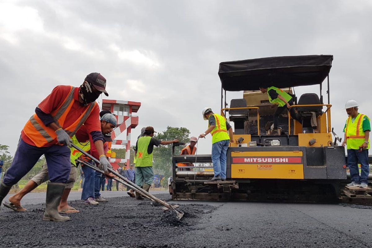 Pemkab Lumajang aspal jalan menjelang kedatangan Panglima TNI