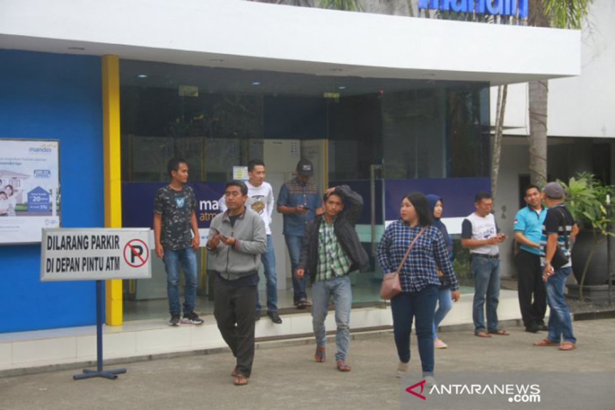 Nasabah Bank Mandiri ramai-ramai cek saldo ke ATM