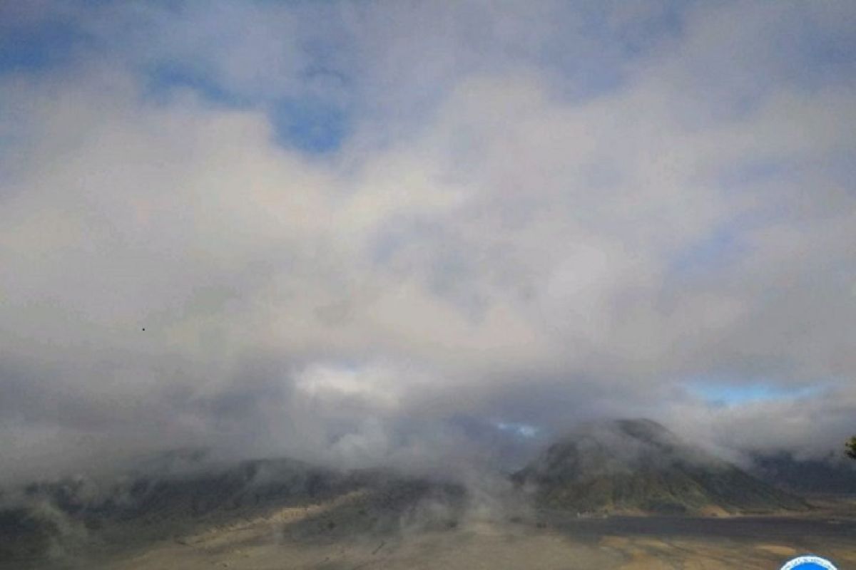 Aktivitas Gunung Bromo kembali menurun pascaerupsi pada Jumat sore