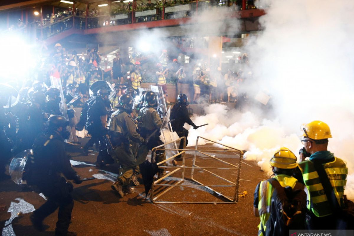 Polisi bentrok  dengan pengunjuk rasa di Hong Kong