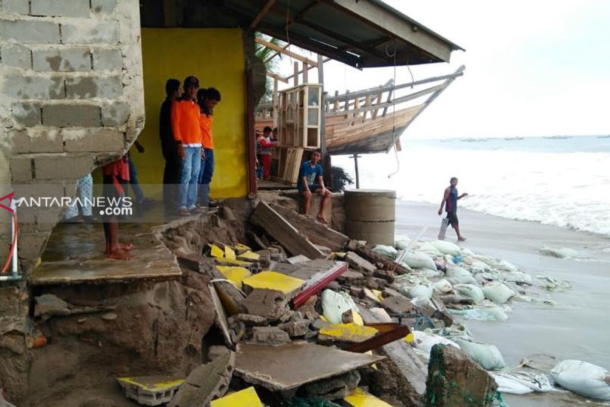 18 rumah di Abdya rusak diterjang gelombang pasang
