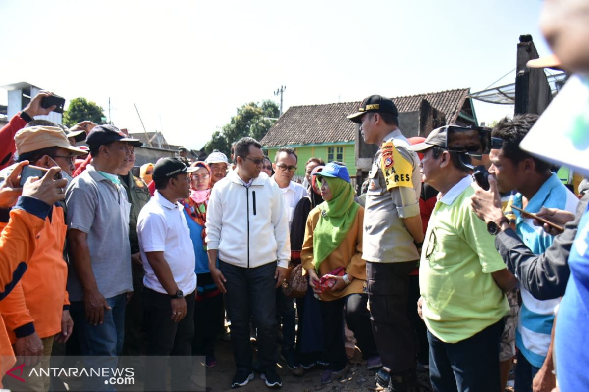 Gubernur NTB membantu korban kebakaran di Seteluk