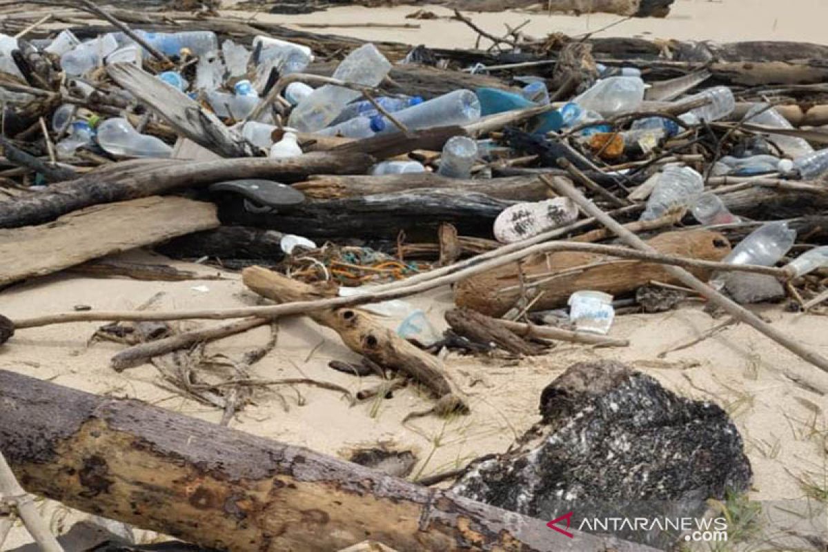 Sejumlah sampah anorganik asing terdampar di pesisir pantai Aceh