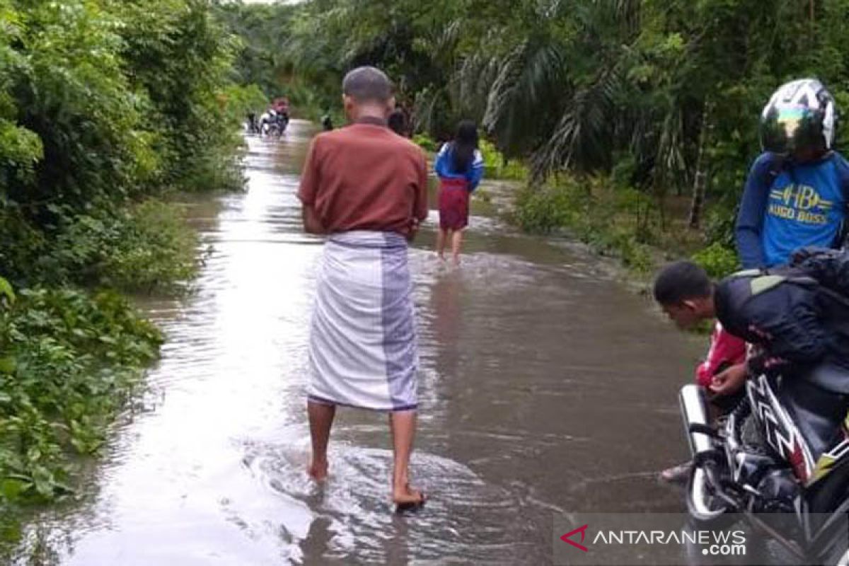 Lima kecamatan di Aceh Jaya mulai dikepung banjir, tiga desa terisolir