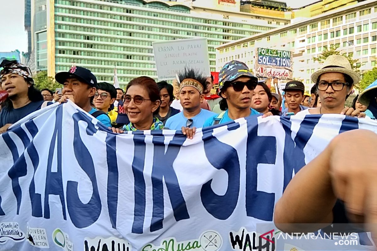 Susi Pudjiastuti pimpin pawai tolak plastik sekali pakai