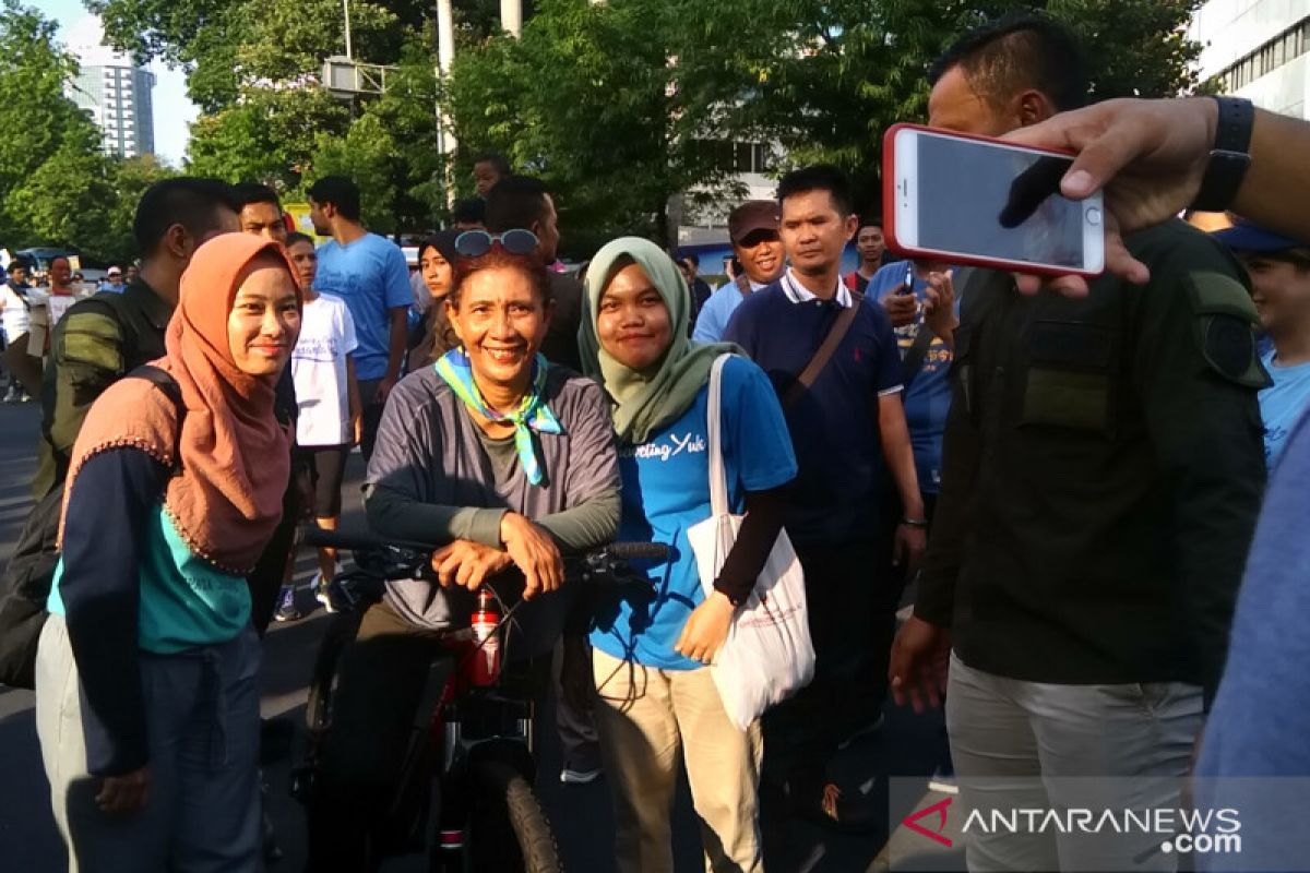 Berjalan kaki dan bersepeda Menteri Susi sapa warga di CFD