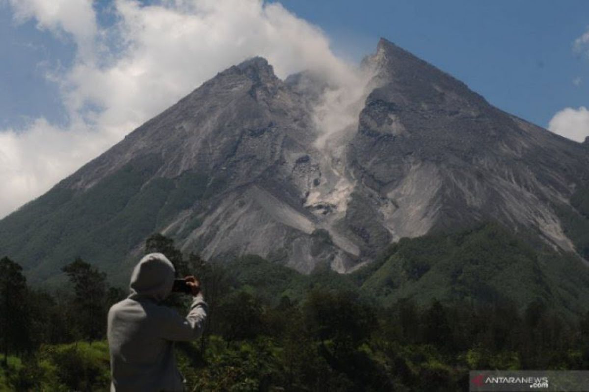 Gunung Merapi meluncurkan dua awan panas guguran ke Kali Gendol