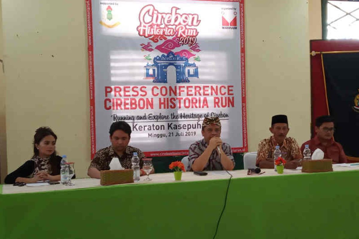 Lomba lari lintasi bangunan bersejarah di Cirebon