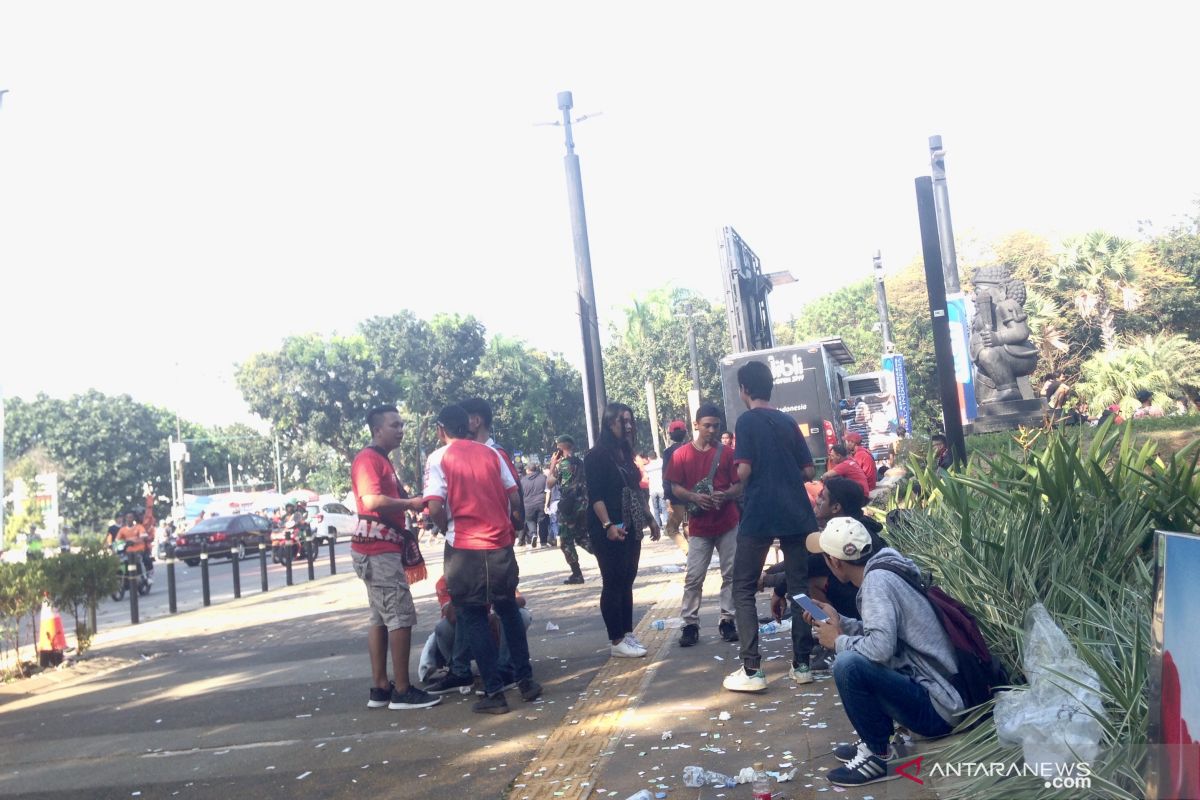 Suporter laga final Piala Indonesia kotori Gelora Bung Karno