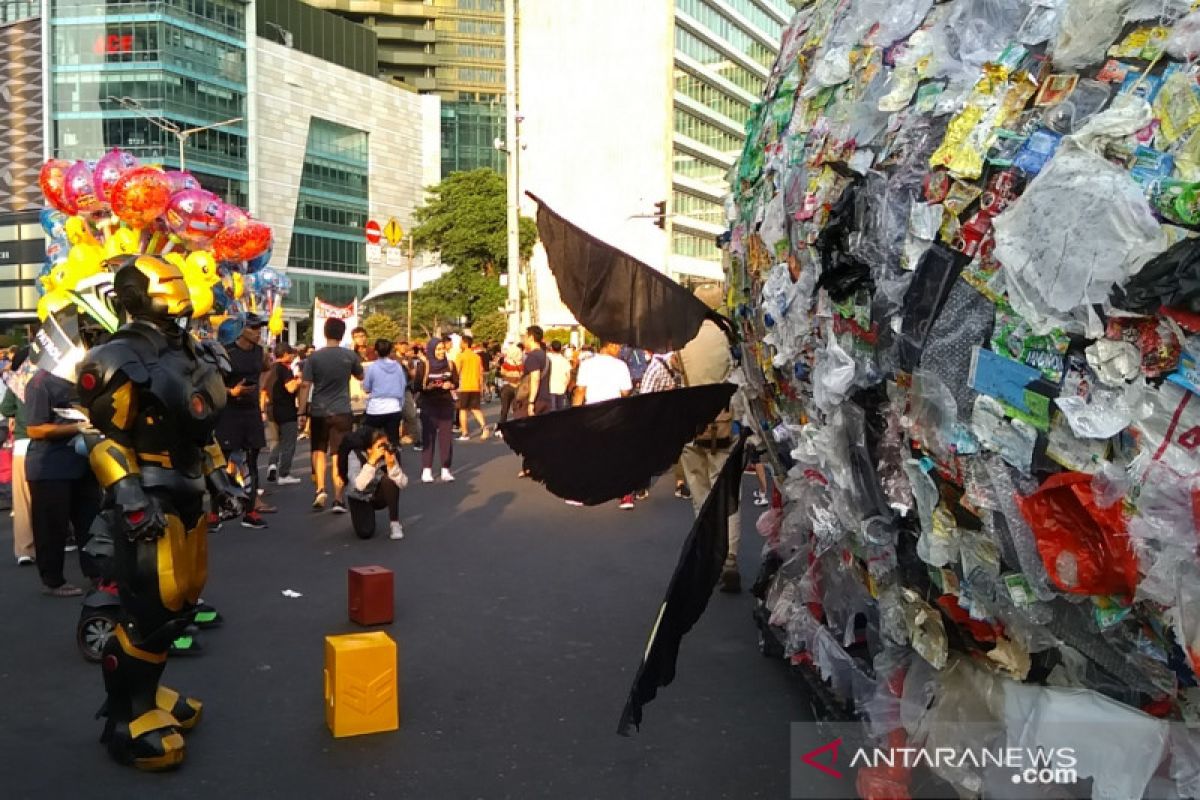 Monster plastik 500 kg diarak keliling Jakarta