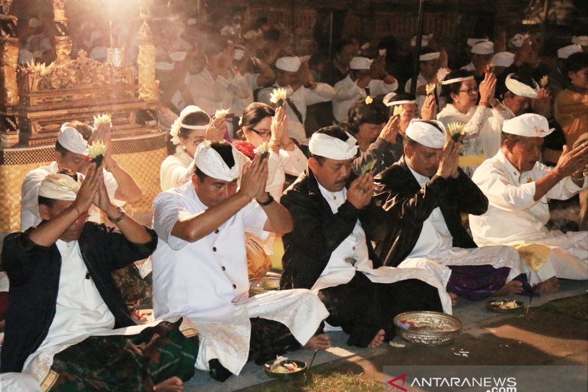 Pemprov Bali "Ngaturang Bakti Penganyar" di Pura Mandara Giri Semeru