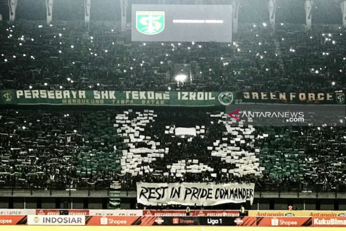 Persebaya vs PS Tira, Bonek berkaos hitam kenang Cak Jhoner