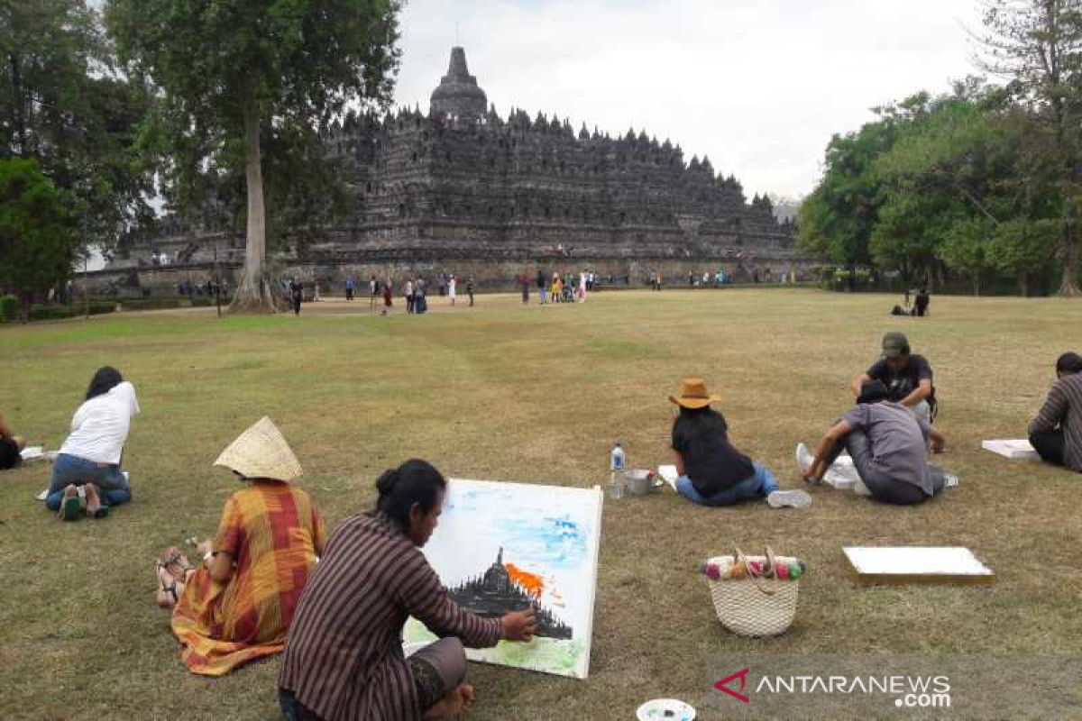Puluhan seniman Indonesia-Vietnam melukis di Borobudur