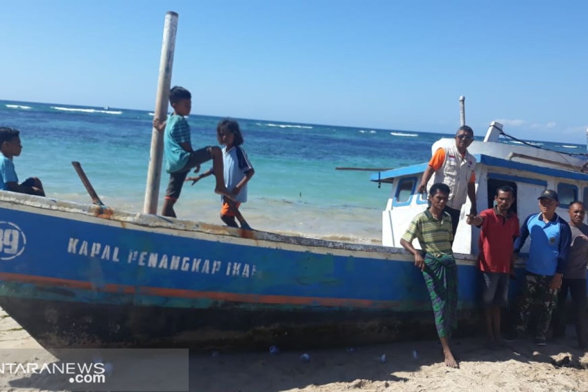 Kapal ikan tanpa awak terdampar di Pulau Sabu