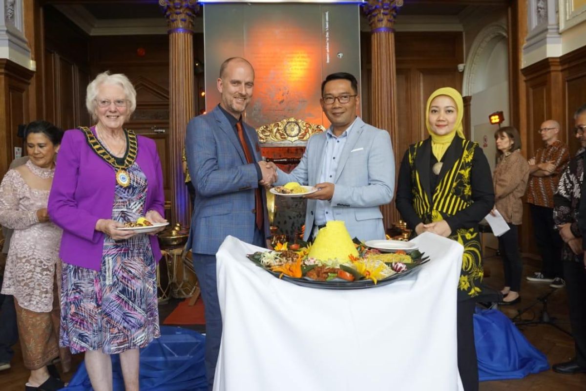 Ridwan Kamil inaugurates Sundanese Culture Corner in UK