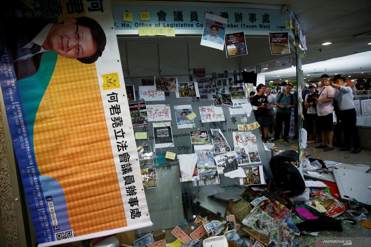 Penyerang anggota parlemen Hong Kong dihukum sembilan tahun